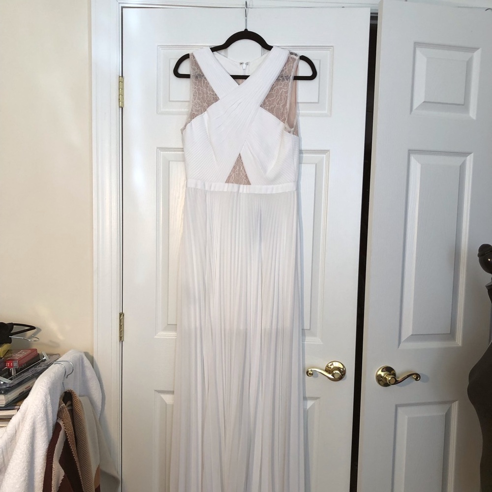 NWT BCBGMAXAZRIA EVENING GOWN SLEEVELESS CRISCROSS PLEATED FRONT WITH LACE